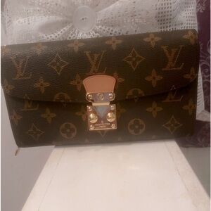 Louis Vitton Clutch Replica, but not a Louis Vitton Clutch